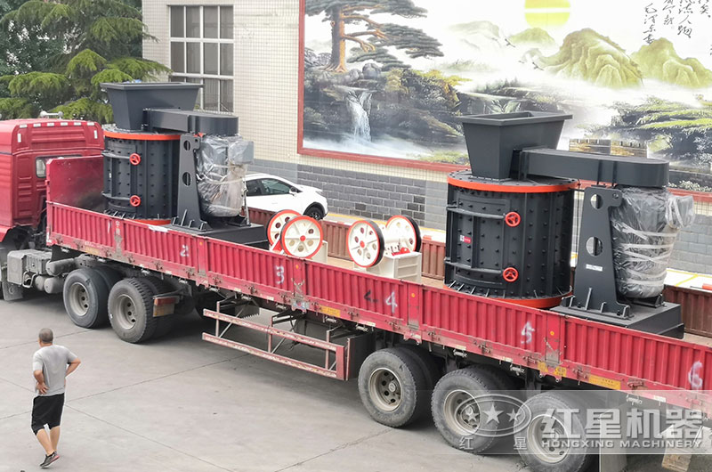 兩臺復(fù)合式制沙機裝車發(fā)貨