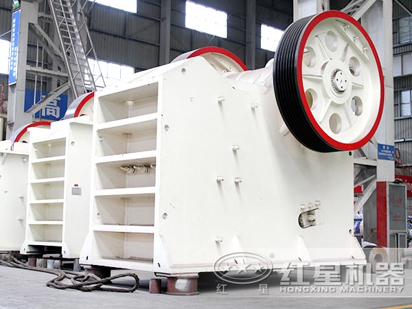 粉碎花崗巖選用750顎破機(jī)，效果不錯(cuò)，性?xún)r(jià)比更高