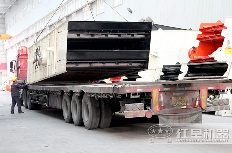 客戶訂購的振動篩裝車中，準(zhǔn)備發(fā)貨